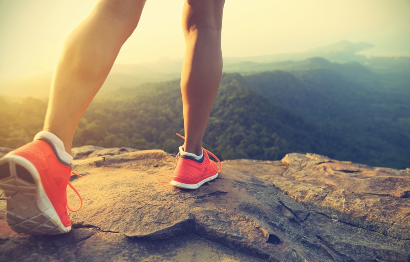 拇指外翻/拇趾外翻/Bunionwoman-standing-on-top-of-mountain